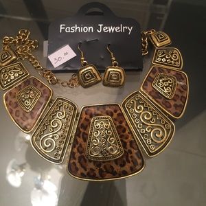 Elegant statement necklace